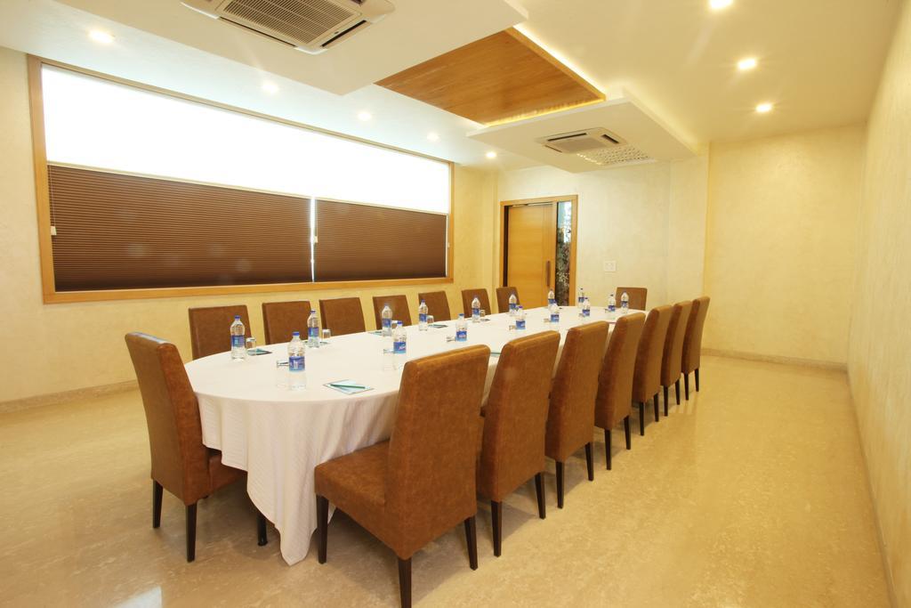 Wingston A Treehouse Hotel Goverdhan Radha Kund Экстерьер фото